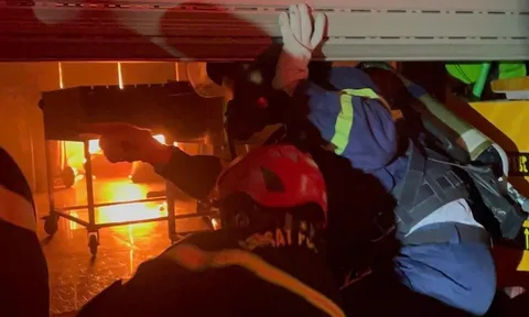 Cảm phục phút giây cảnh sát chữa cháy giải cứu thành công 3 người mắc kẹt trong vụ hỏa hoạn giữa đêm