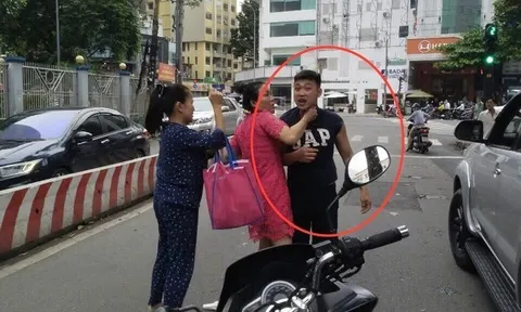 Không thể tin được lý do khiến tài xế ô tô lao vào đánh người đi đường ở TP.HCM: Chỉ vì 'thấy mặt khó chịu"