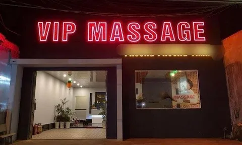 Nữ tiếp viên bị bắt quả tang đang thực hiện hành vi 'mờ ám' tại quán xoa bóp, giao dịch 1 triệu đồng