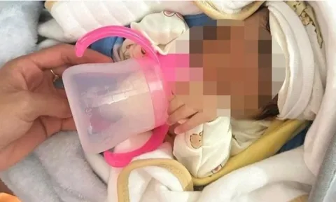 Cảnh tượng bé gái 1 tuần tuổi bị bỏ rơi trong đêm giá lạnh khiến ai nhìn cũng xót xa