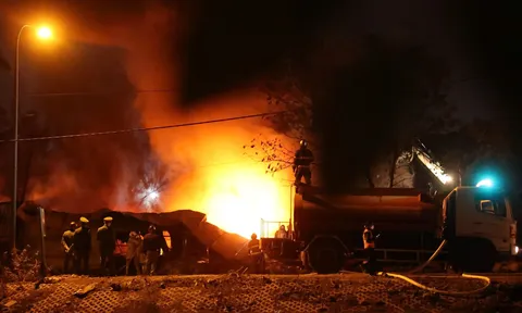 Clip: Cháy kho lốp ô tô, lửa bốc cao hàng chục mét