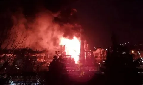 Clip: Nhà máy lọc dầu Nga như "quả cầu lửa" sau đợt không kích dữ dội của Ukraine
