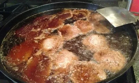 Có gì trong chảo mỡ hơn 100 năm để chiên burger mà khiến du khách quên lối về?