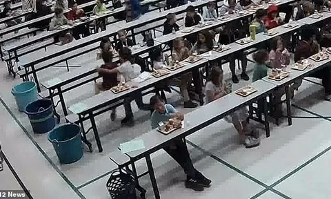 Clip: Hành động dũng cảm của cậu bé lớp 3 nhanh trí cứu bạn học bị ngạt thở khi ăn