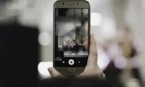 Gã biến thái đặt camera quay lén dưới váy người phụ nữ