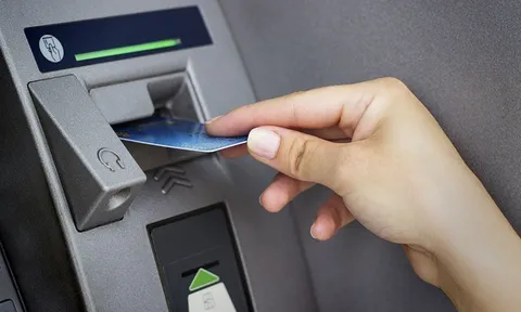 Nam sinh cấp 2 bủn rủn chân tay khi ra ATM rút tiền, số dư hiện có hơn 3 tỷ đồng