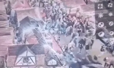 Clip: Xe "điên" lao với tốc độ chóng mặt vào chợ Giáng sinh ở Đức, rất nhiều người thương vong