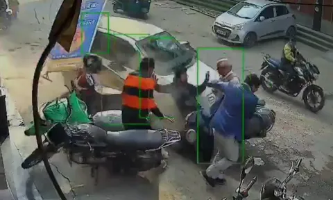 Clip: Thiếu niên 17 tuổi lái ô tô gây tai nạn nghiêm trọng, kéo lê ông lão và cháu trai dưới gầm