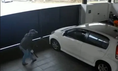 Clip: Chủ nhà dũng cảm chống trả quyết liệt với trộm như phim hành động