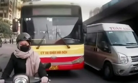 Clip: Xe buýt "hổ báo" lấn làn, lạng lách khiến người đi đường thót tim