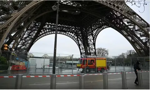 Hỏa hoạn bùng phát tại trục thang máy tháp Eiffel, hơn 1 nghìn người phải sơ tán khẩn cấp