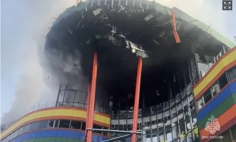 Clip: Diễn biến mới nhất vụ nổ lớn tại trung tâm thương mại của Nga