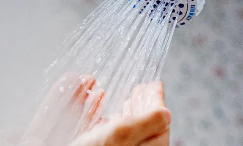 1 thói quen khi tắm vào mùa đông tưởng vô hại mà lại có thể ảnh hưởng đến tính mạng