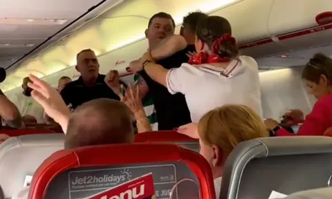 Clip: Hai khách nam ẩu đả như phim hành động khiến máy bay phải hạ cánh khẩn cấp