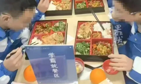 Có một "Khu ăn uống dành cho học sinh giỏi", nhà trường nói gì về sự phân biệt đối xử?