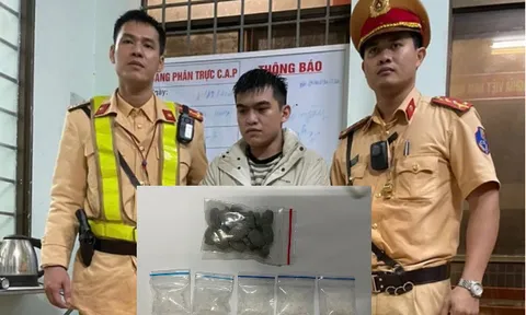 Video: Truy bắt nghi phạm vận chuyển ma túy, bỏ ô tô nổ máy lao về phía cảnh sát