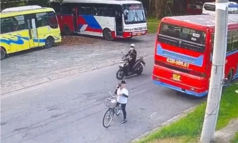 Clip: Bắt khẩn cấp tài xế lùi xe không quan sát khiến 1 nữ công nhân tử vong