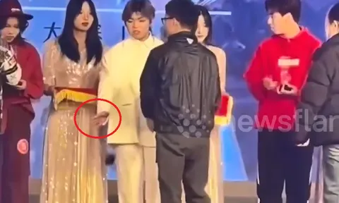 Sửng sốt phút giây thí sinh “ném cúp” ngay trên sân khấu vì…chỉ được giải nhì