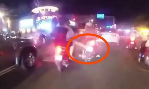 Clip: Gã đàn ông ra chân ác ý, đạp ngã xe cô gái giữa phố, hành động bất ngờ ngay sau đó