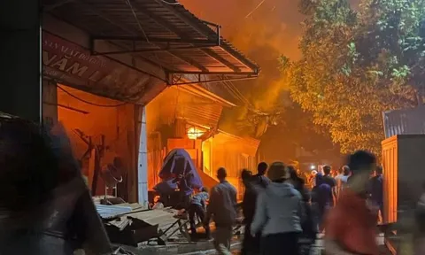 Clip: “Bà hỏa” ghé thăm, dãy nhà xưởng sản xuất gỗ bốc cháy ngùn ngụt