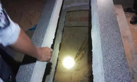 Bắt người đàn ông lao vào nghĩa trang đào mộ đem quan tài mẹ về nhà