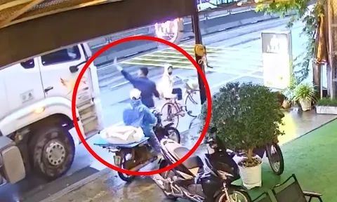 Clip: Kịp thời cứu bé gái trước mũi xe tải, chủ quán cà phê nhận "cơn mưa" lời khen