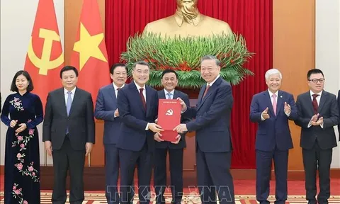 Tổng Bí thư Tô Lâm trao Quyết định về chức năng, nhiệm vụ của 13 cơ quan ban Đảng, đơn vị ở Trung ương