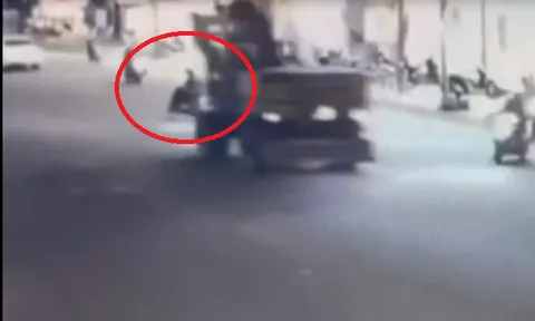 Clip: Thương tâm khoảnh khắc người phụ nữ đi xe điện bị máy xúc cán tử vong