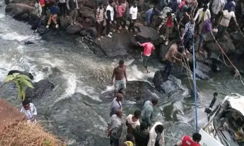 Xe tải lao thẳng xuống sông khiến ít nhất 71 người thiệt mạng