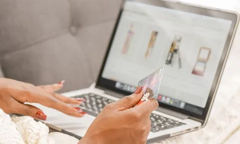 Người phụ nữ chết điếng khi mua dây chuyền 33 triệu đồng trên trang WeChat bị phạt 10 năm tù, đền bù 1,6 tỷ đồng