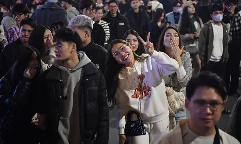 Photo: Biển người chào đón 2025, năm của những ước mơ và hoài bão mới