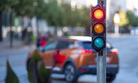 Vượt đèn đỏ khi cột đèn tín hiệu bị lỗi, có bị phạt hay không?