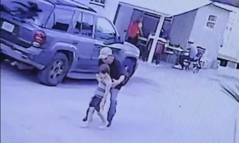 Giải cứu bé trai 6 tuổi khỏi người đàn ông lạ, camera soi ra khoảnh khắc đáng kinh ngạc