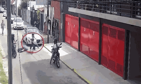 Camera an ninh ghi lại hành động dũng cảm của người công nhân khi "đối đầu" 3 tên cướp