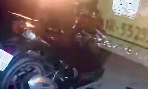 Xe SH phóng như tên bắn, găm chặt vào đầu xe kéo dừng đỗ bên đường, hậu quả vô cùng đau lòng