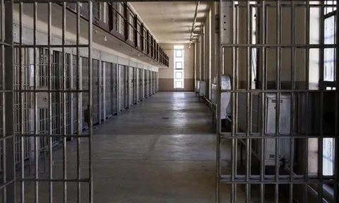 Phạm nhân án chung thân vì hại con gái ruột bị tấn công suýt mất mạng trong tù