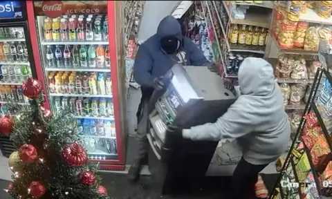 Nhóm cướp táo tợn tấn công hàng chục cửa hàng, "bưng" luôn cả cây ATM