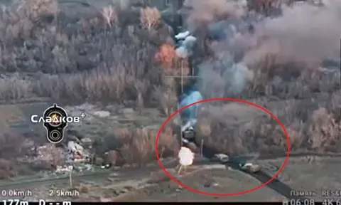 Clip: Thót tim trước màn đối đầu kịch tính của xe tăng Nga và Ukraine