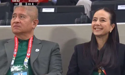 Người phụ nữ Thái Lan U60 vẫn thần thái đỉnh cao trên khán đài trận chung kết AFF Cup 2024, hé lộ 2 cuộc hôn nhân nhiều màu sắc