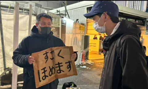 Clip: Kiếm sống bằng nghề "khen ngợi người lạ", câu chuyện phía sau lấy nước mắt triệu người