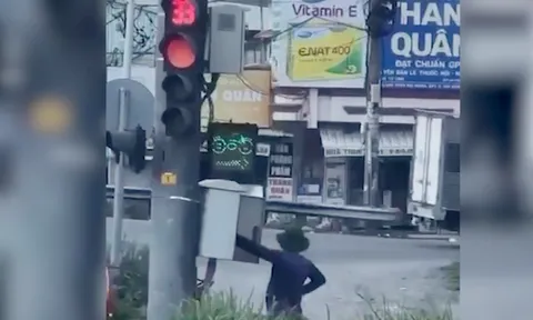 Clip: Ninja bấm điều khiển đèn giao thông khiến người đi đường "loạn nhịp" là ai?