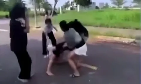 Đang làm rõ nguồn cơn nữ sinh lớp 7 bị đánh hội đồng, lột đồ giữa khu phố vắng người