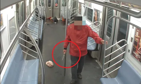 Bị nhóm thanh niên tấn công, ông lão vô gia cư "lật kèo" và cái kết bất ngờ