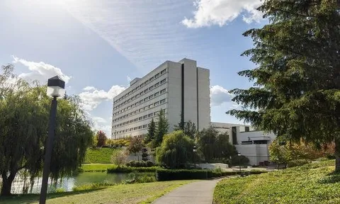 Một bác sĩ quân y thừa nhận lạm dụng tình dục với 41 nạn nhân, quyết định đặc biệt của thẩm phán