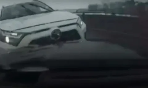 Clip: Tài xế hung hãn lái xe đâm trực diện vào đối phương sau khi xảy ra va chạm nhẹ