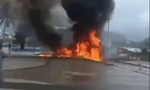 Clip: Máy bay nổ như bom sau khi trượt khỏi đường băng, 4 hành khách thoát nạn thần kỳ