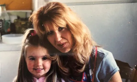 Cảm động về "món quà thời gian"của phi công máy bay giúp cô gái làm điều thiêng liêng với mẹ già