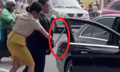 Clip: Người phụ nữ ra sức can bạn trai hùng hổ đòi hành hung công nhân môi trường