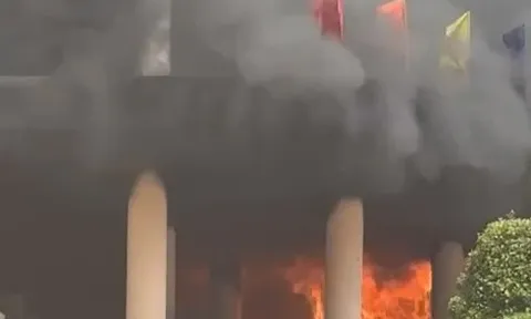 Clip: Cháy lớn trụ sở UBND tỉnh Bình Phước, nghi do chập điện