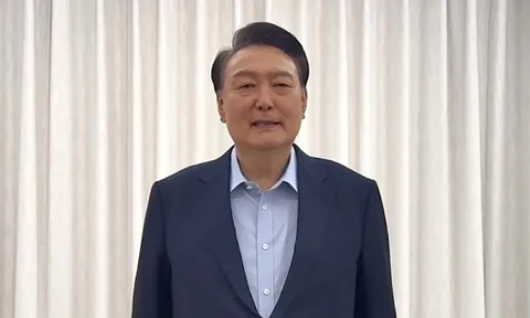 Tổng thống Hàn Quốc tuyên bố "tránh đổ máu đáng tiếc" trước khi ra trình diện